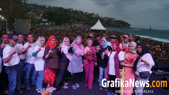 Memanfaatkan momen, Wagub bersama Bupati Lombok Barat H. Fauzan Khalid, Wakil Bupati Hj. Sumiatun, dan para pejabat lainnya berfoto bersama dengan sang idola. (Foto Doc : Humas Lobar)